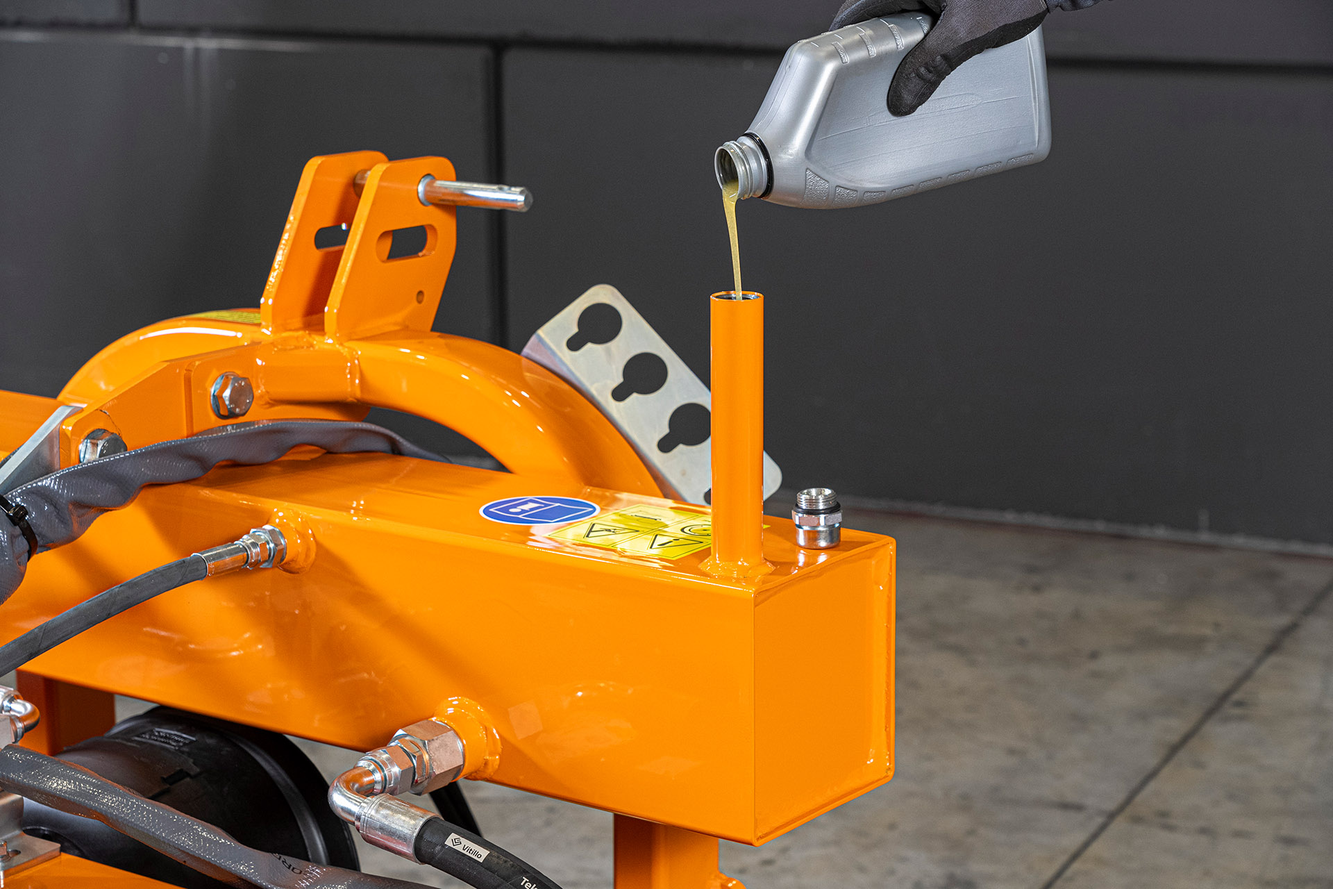 Hydraulic self-supply system for the precision feeler